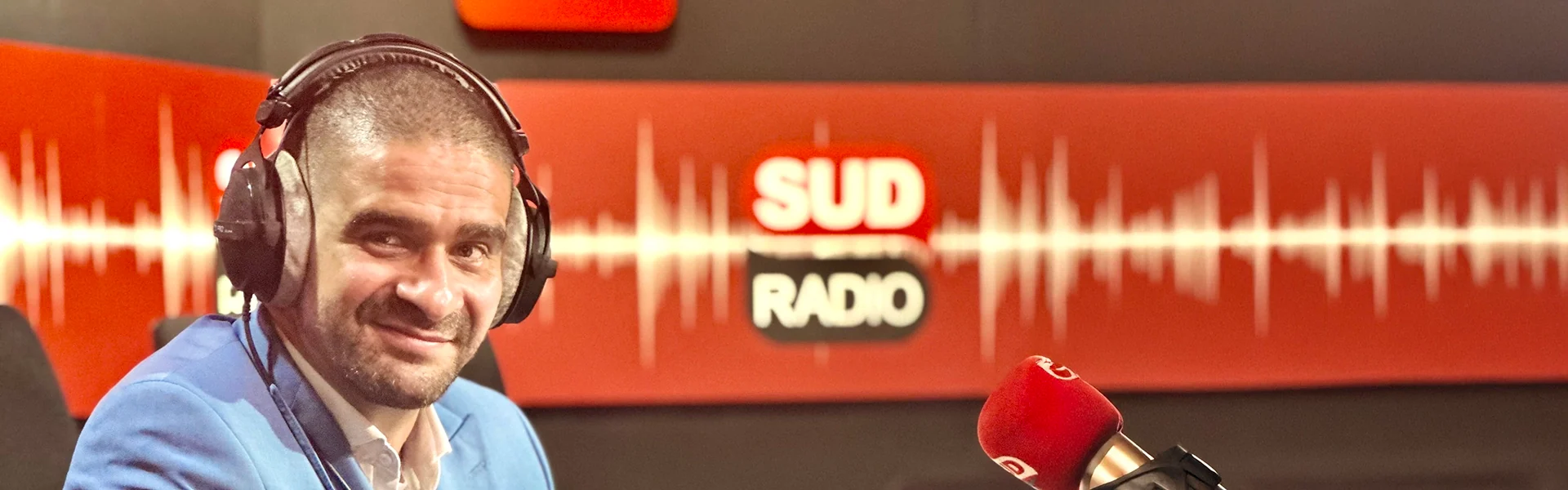 Damien dans les studios de Sud Radio