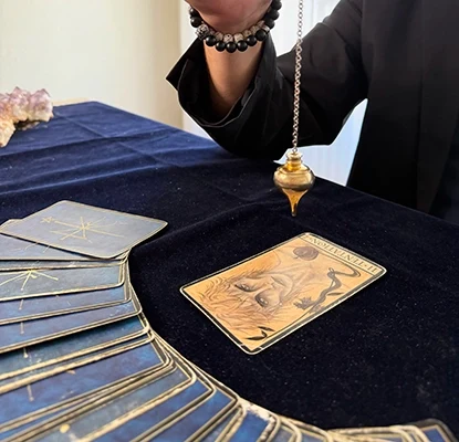 Cartes divinatoires disposées sur une table pendant une séance de cartomancie